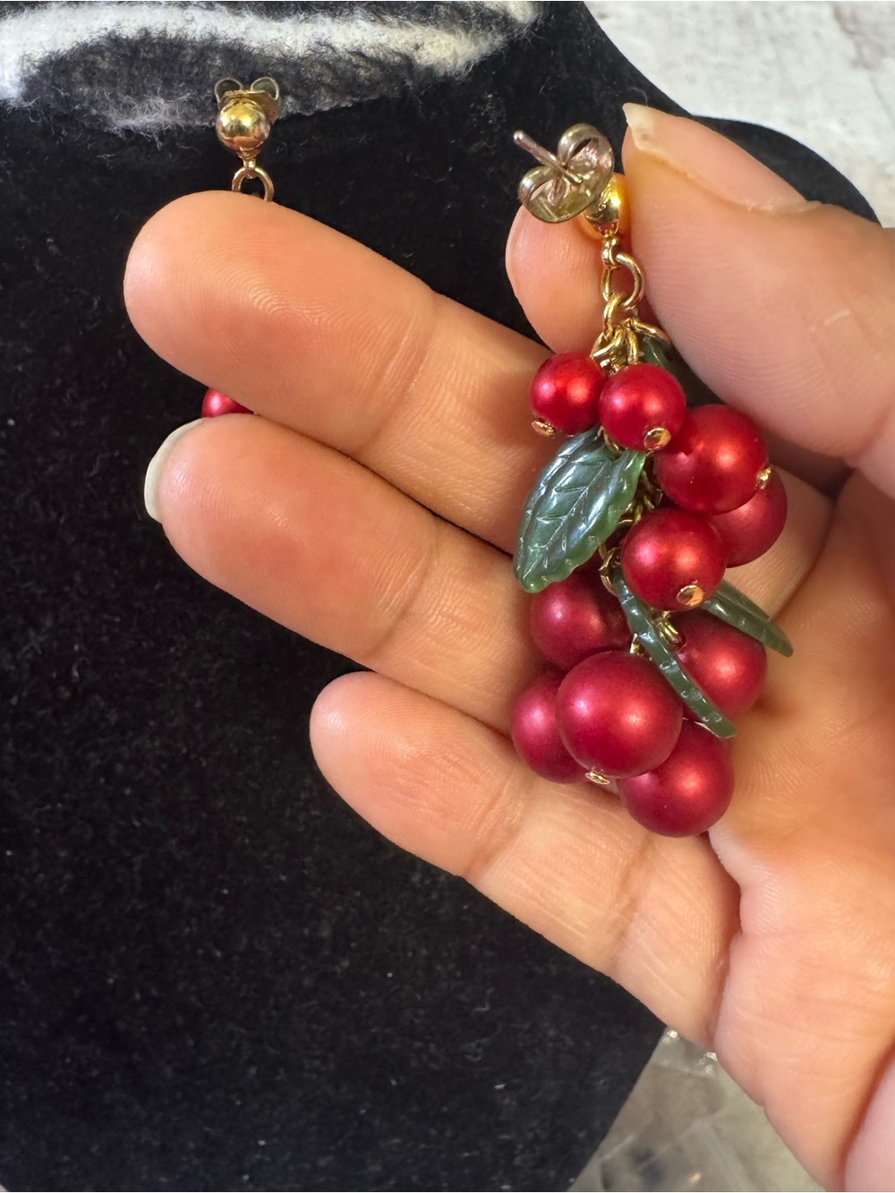 Vintage Avon earrings - Picture 2 of 3